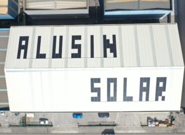 Bikote Solar realiza una instalación de paneles solares que se leen a vista aérea