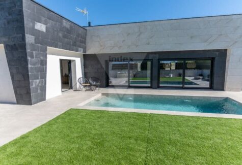 Las casas energéticamente autosuficientes se ven obligadas a engancharse a Red Eléctrica, según Grupo Index
