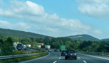 El envejecido parque móvil y las deficiencias en las infraestructuras reabren el debate sobre la seguridad vial en la época del año con más desplazamientos, según SMA Road Safety