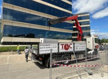 Top Courier refuerza la eficiencia y seguridad en la construcción de Madrid con su flota de camiones grúa