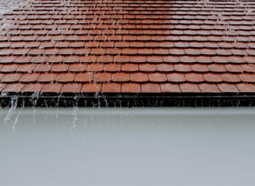 Goteras y cubiertas: tarifas, soluciones y recomendaciones esenciales