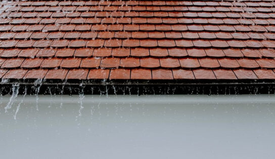 Goteras y cubiertas: tarifas, soluciones y recomendaciones esenciales