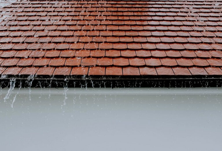 Goteras y cubiertas: tarifas, soluciones y recomendaciones esenciales