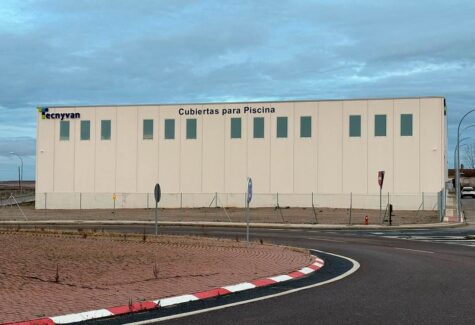 Tecnyvan inicia producción en su nueva fábrica de cubiertas para piscinas en Salamanca
