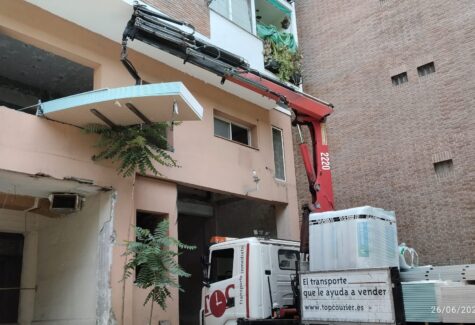 Top Courier refuerza su servicio de camión grúa en Madrid como solución segura para operaciones logísticas especializadas