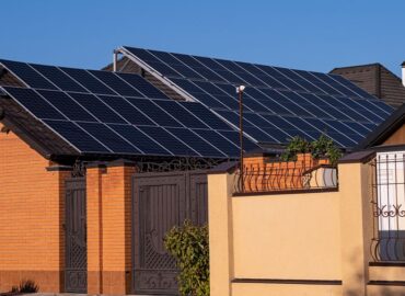 SyA Instalaciones resalta la combinación de placas solares y otras energías para maximizar el ahorro energético