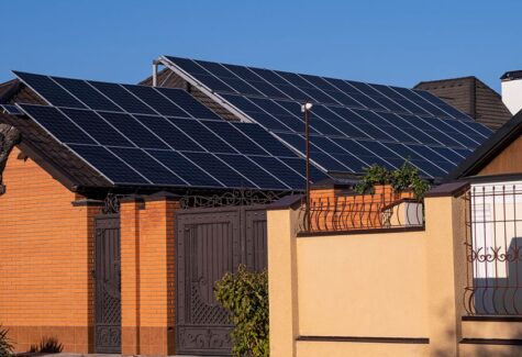 SyA Instalaciones resalta la combinación de placas solares y otras energías para maximizar el ahorro energético