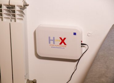 Ocho años con humedad en casa: una vecina de Valladolid documenta cómo su pared se seca en tres meses