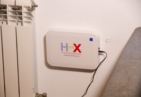 Ocho años con humedad en casa: una vecina de Valladolid documenta cómo su pared se seca en tres meses