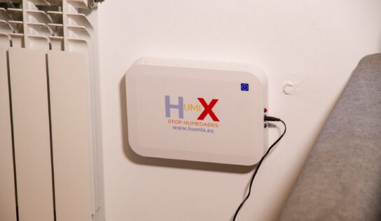 Ocho años con humedad en casa: una vecina de Valladolid documenta cómo su pared se seca en tres meses