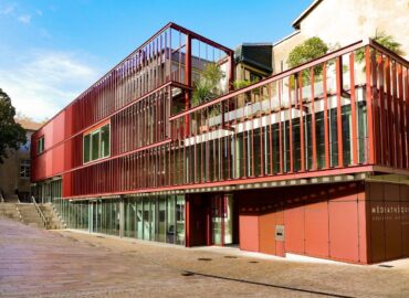 La Mediateca de Bayona refuerza su continuidad visual y cumplimiento normativo con barandillas de Comenza