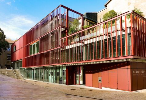 La Mediateca de Bayona refuerza su continuidad visual y cumplimiento normativo con barandillas de Comenza