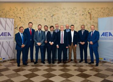 La patronal del aluminio se reúne con el Ministro de Industria para abordar los desafíos del sector