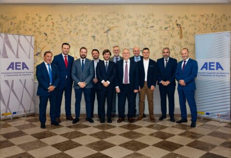 La patronal del aluminio se reúne con el Ministro de Industria para abordar los desafíos del sector