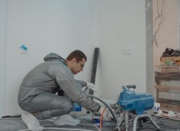 Los edificios antiguos y las comunidades de vecinos marcan el ritmo de la pintura de pisos en Madrid