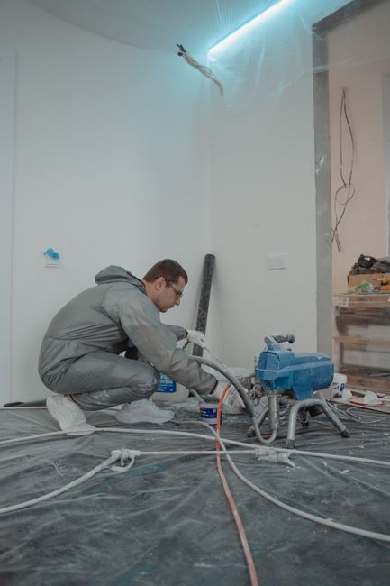 Los edificios antiguos y las comunidades de vecinos marcan el ritmo de la pintura de pisos en Madrid